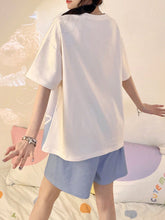 Pijama con diseño de perro pequeño degradado, consta de camiseta de manga corta y pantalón corto.